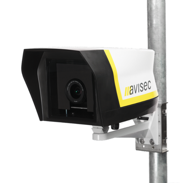 The avisec construction camera pro in the avisec outdoor housing mounted on a pole. The brand name "avisec" is written on the housing.